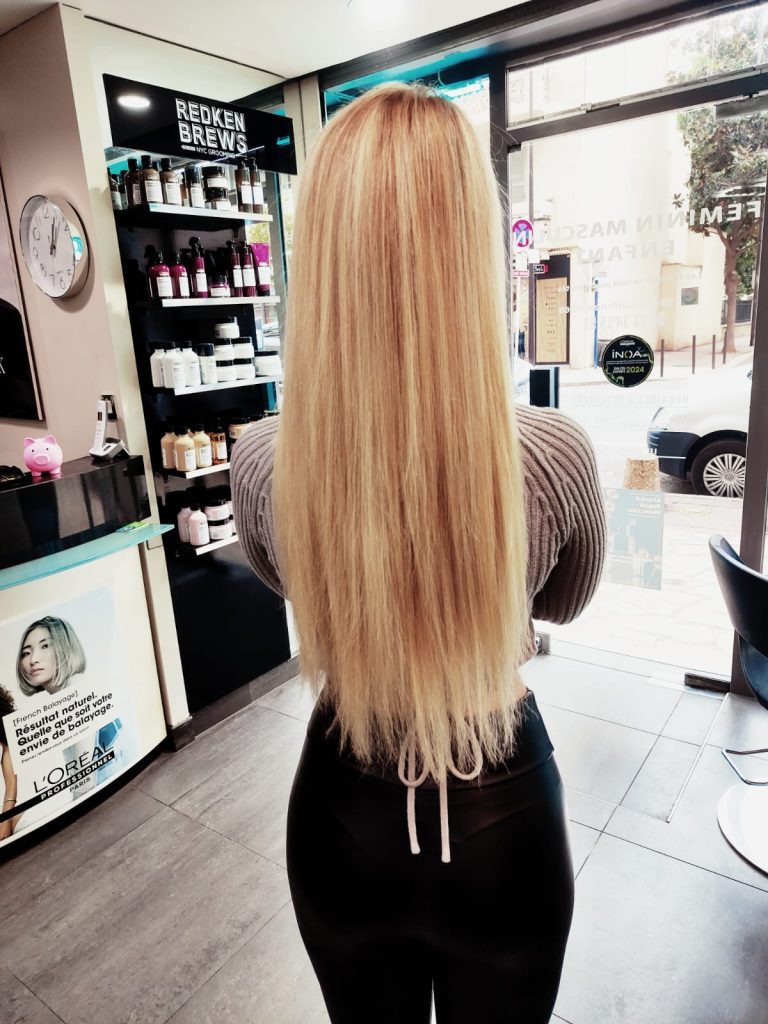 une femme blonde de dos avec des mèches très claires dorées dialight