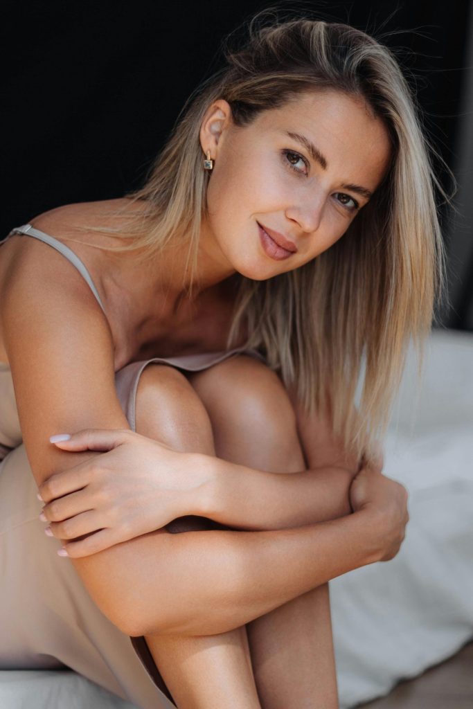une femme au lever avec des cheveux soignés