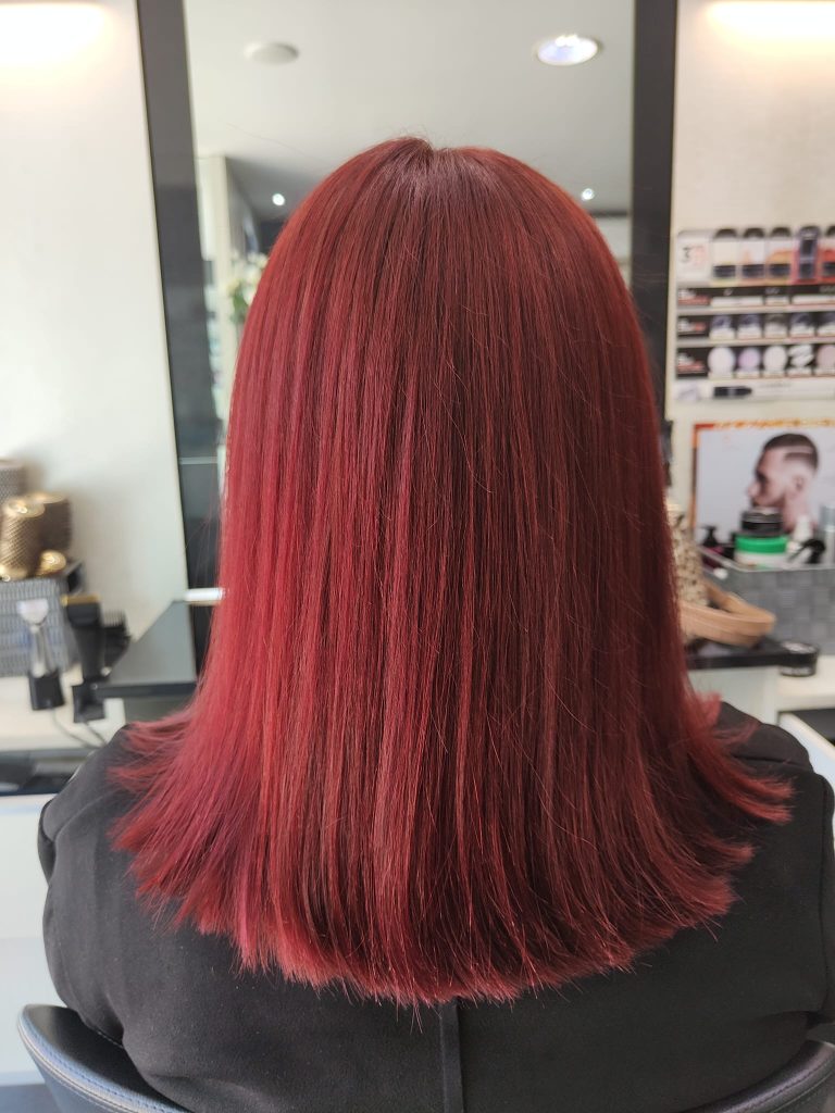 femme de dos avec une coloration majirel