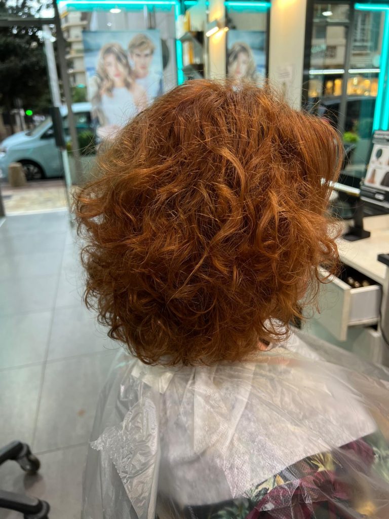 femme cheveu coloré mi long de 3/4