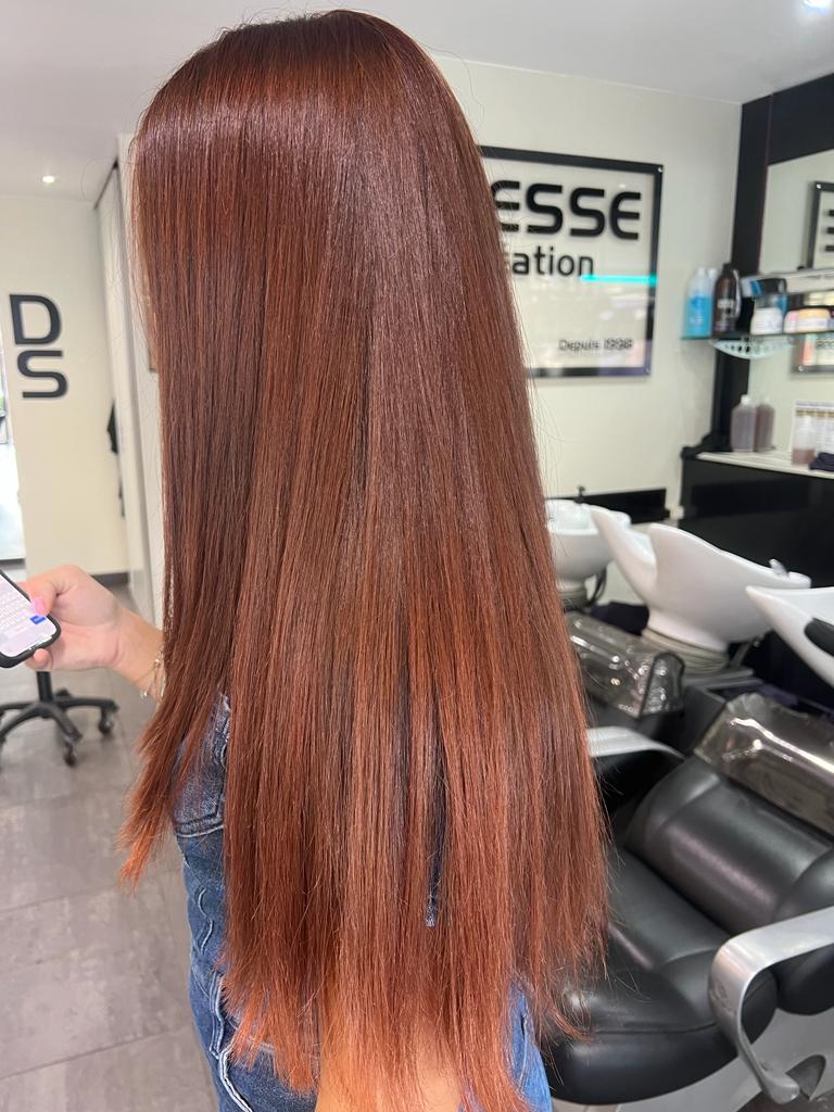 femme cheveu coloré de côté