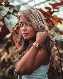 blonde en automne chez déesse coiffure