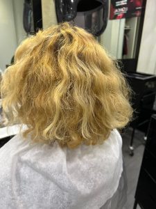 avant carré blond frisé destructuré